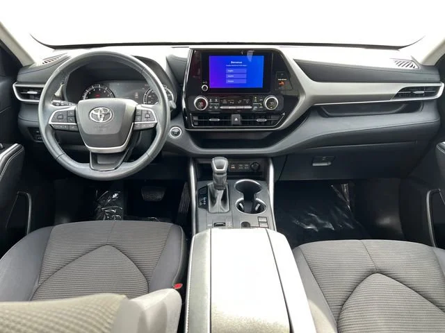 2025 Toyota Highlander LE - Photo 14