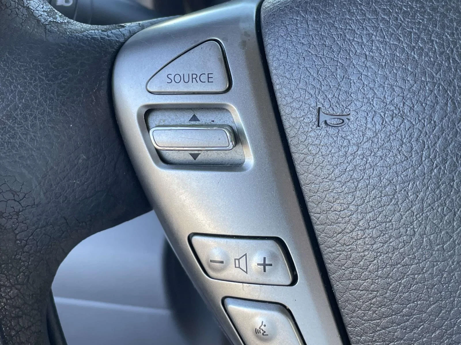 Used 2020 White Nissan SV Xtronic CVT image 26