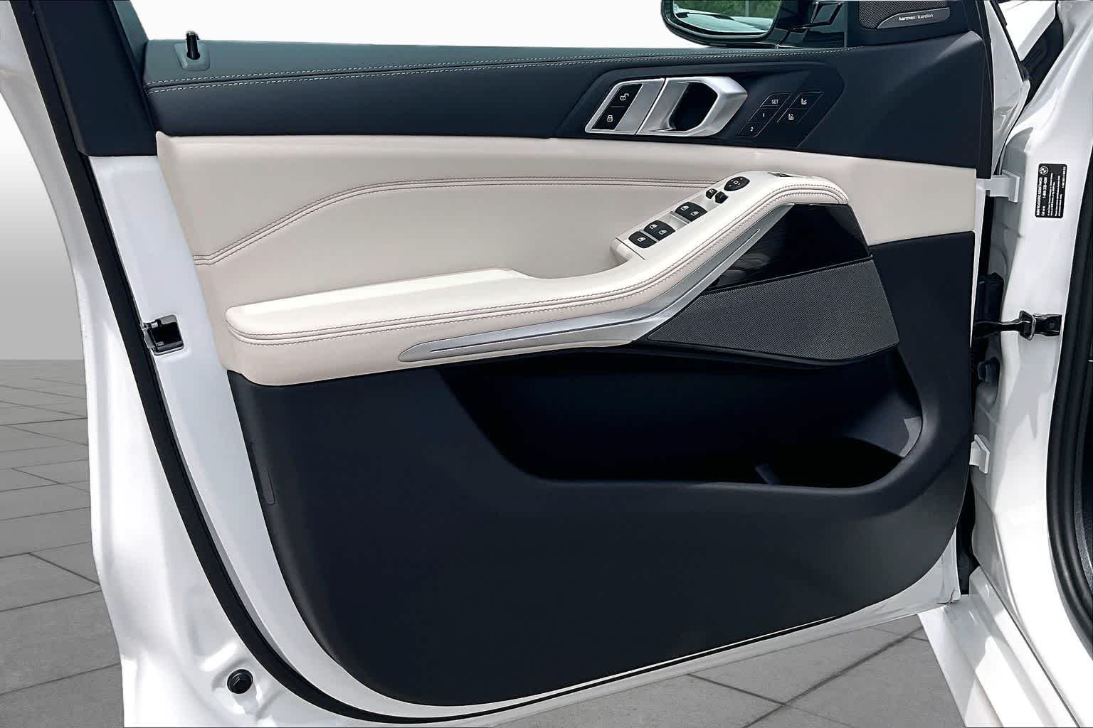 New 2026 Mineral White Metallic BMW xDrive40i image 10