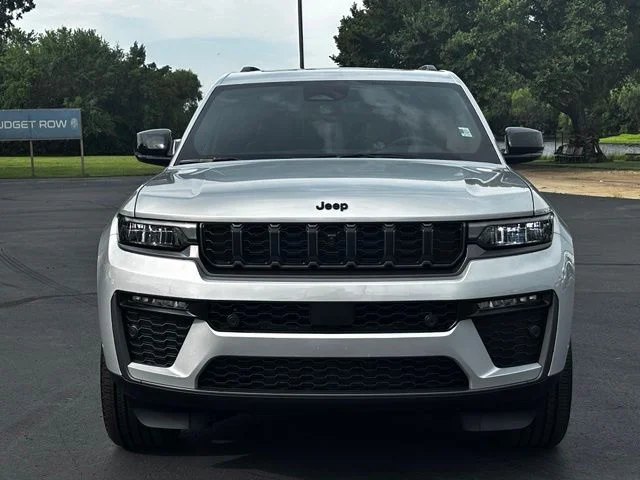 New 2026 Silver Jeep  image 2