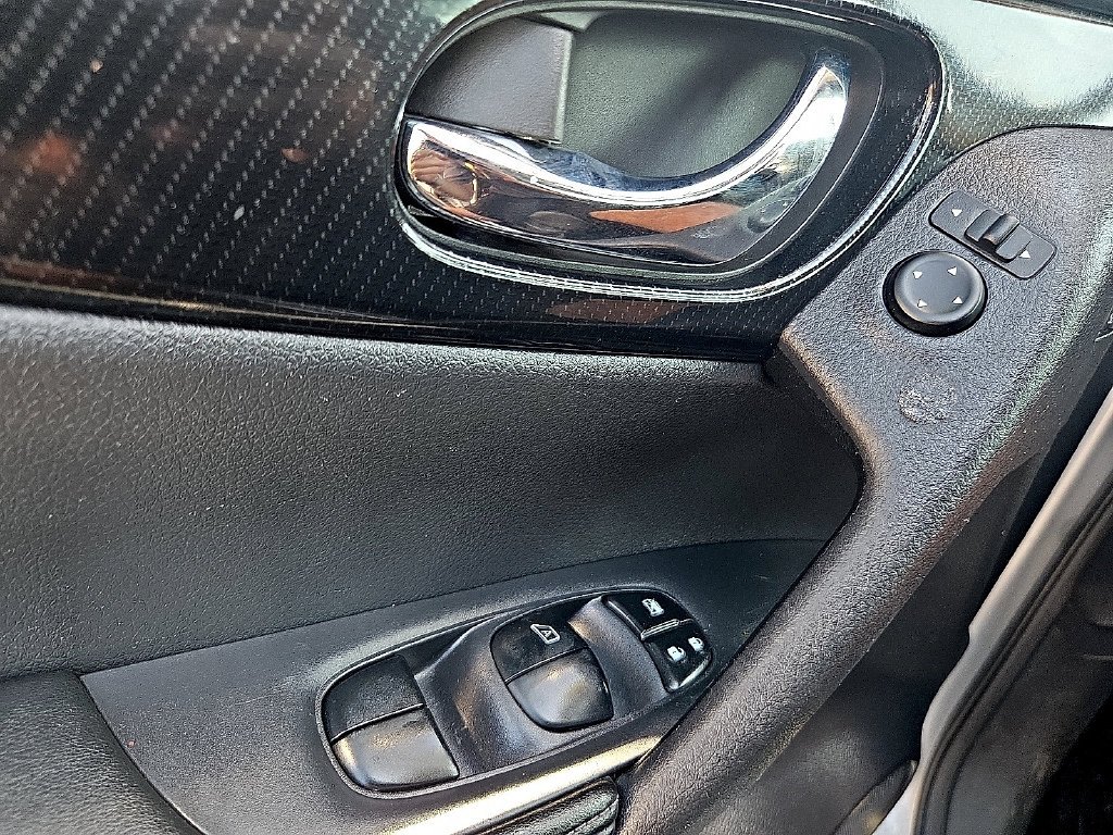 Used 2019 Silver Nissan SL image 15