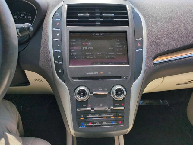 Used 2015 White Lincoln Base image 20