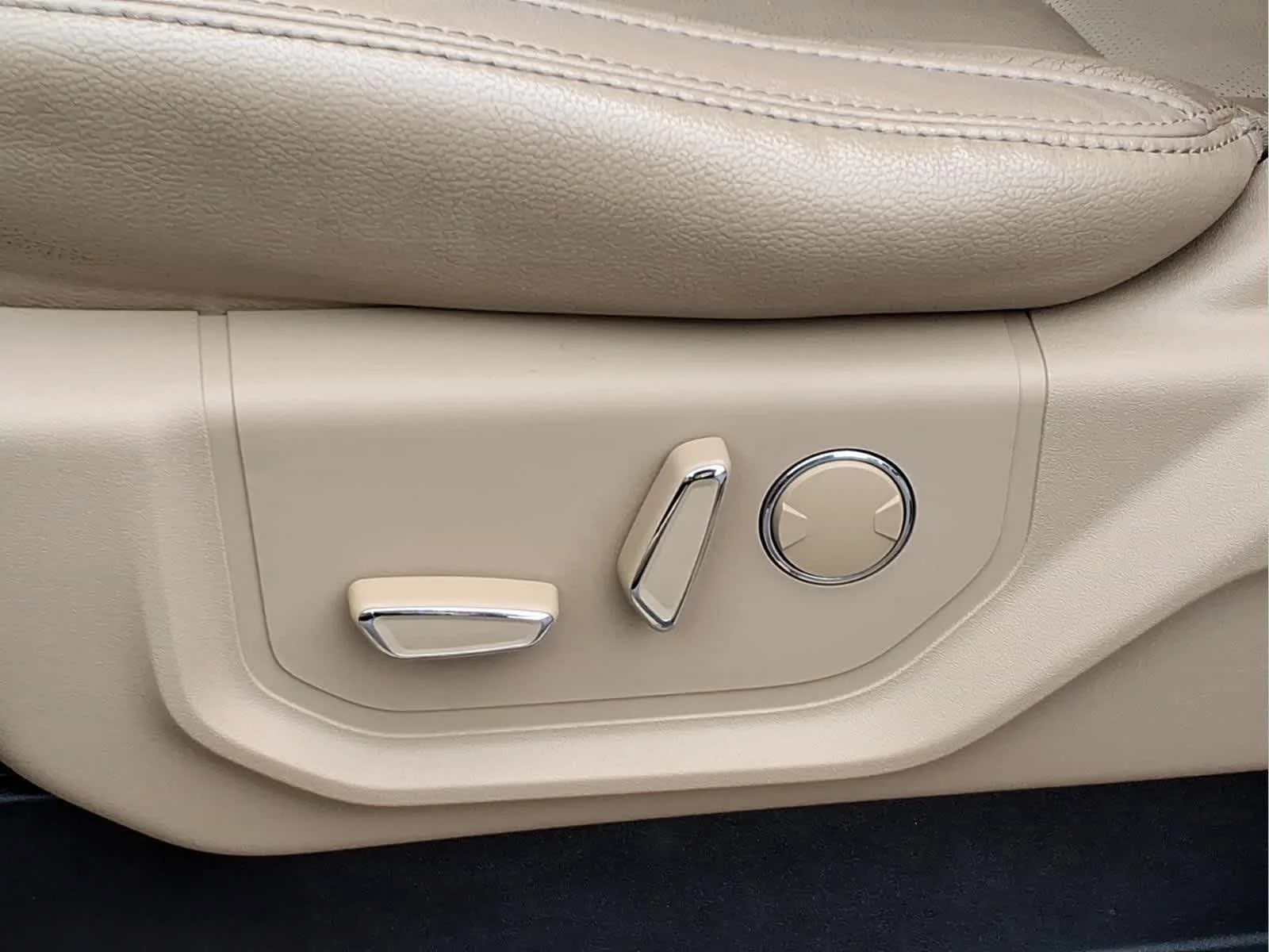 Used 2018 Magma Red/Stone Gray Ford LARIAT image 16