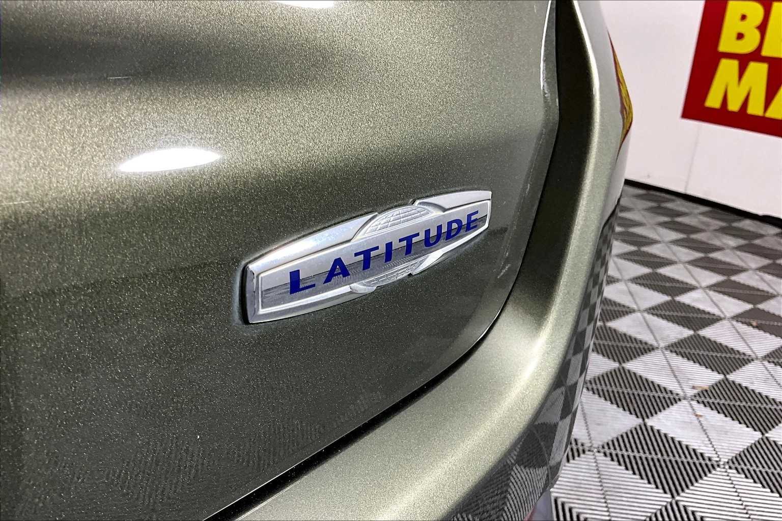 Used 2018 Olive Green Pearlcoat Jeep Latitude image 10
