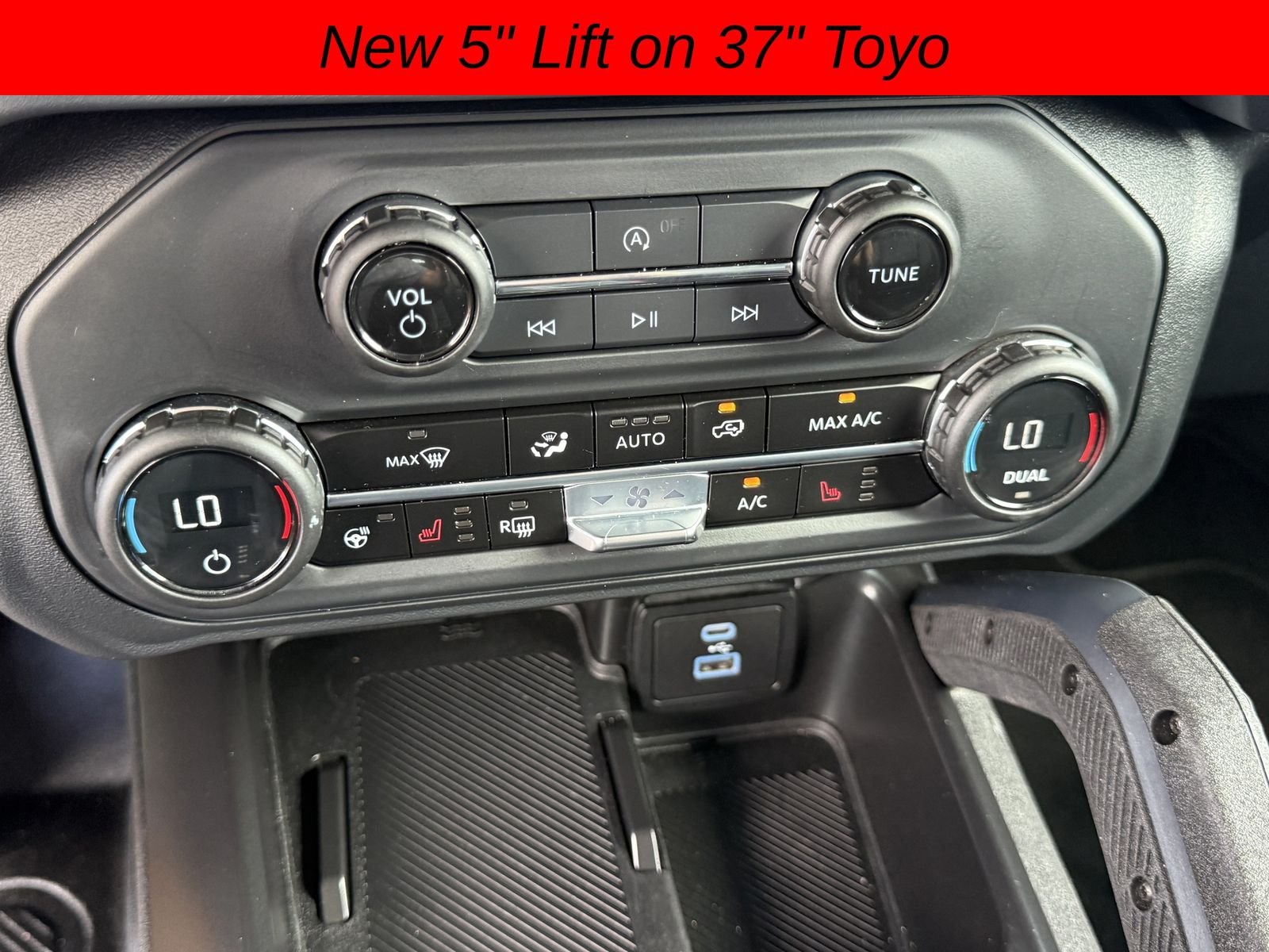 Used 2025 Blue Metallic Ford Badlands image 24