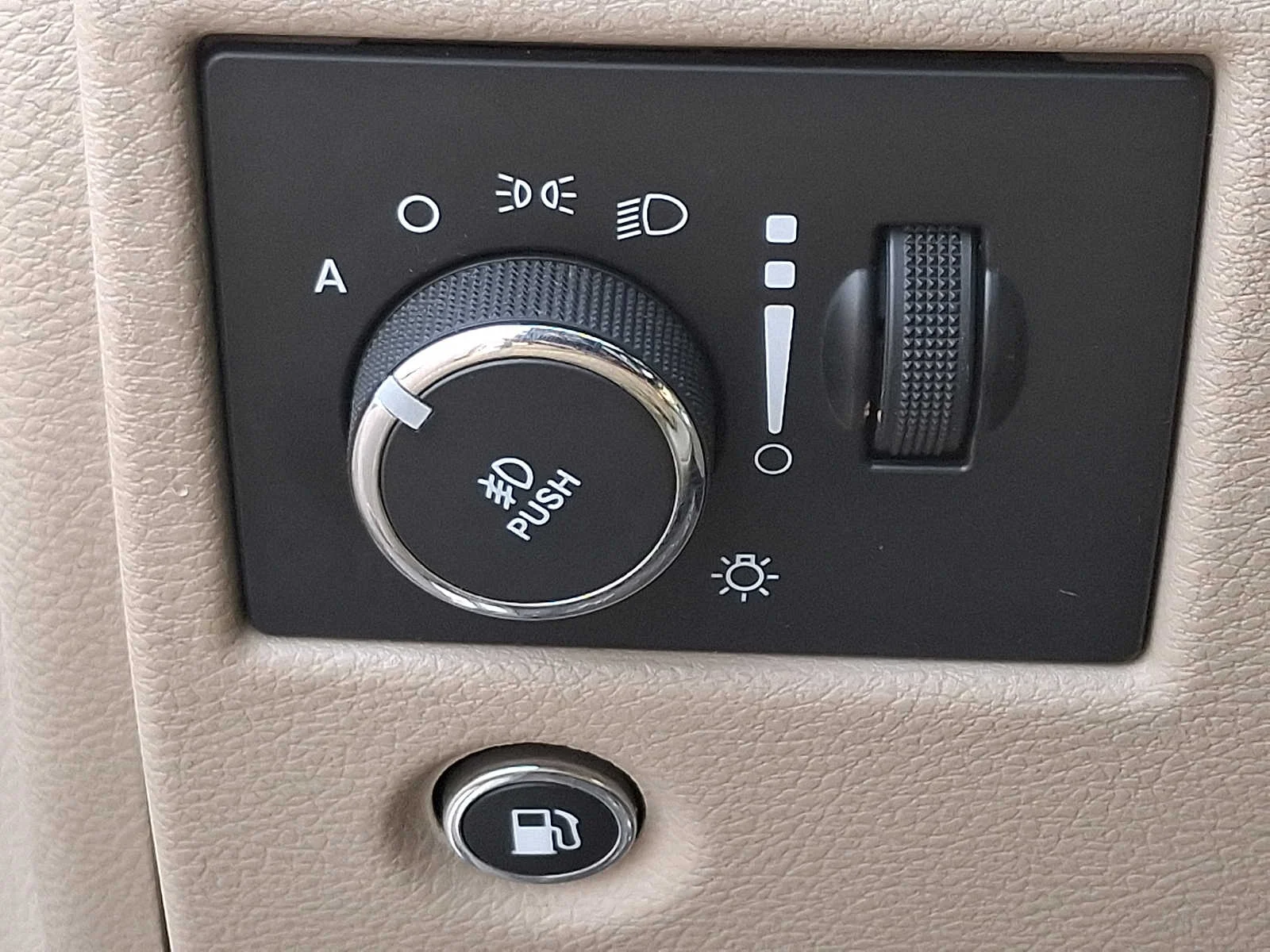 Used 2014 Cashmere Pearlcoat Jeep Limited image 26