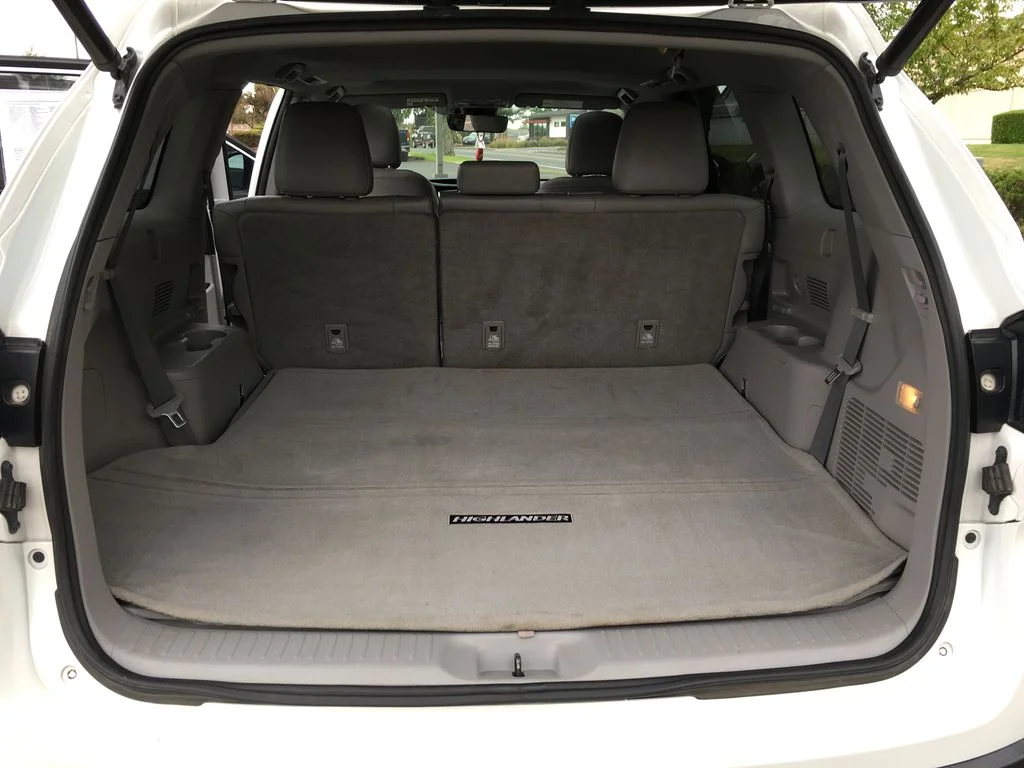 Used 2019 White Toyota XLE image 36