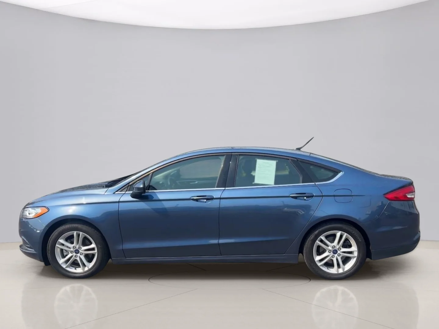 Used 2018 Blue Ford SE image 2