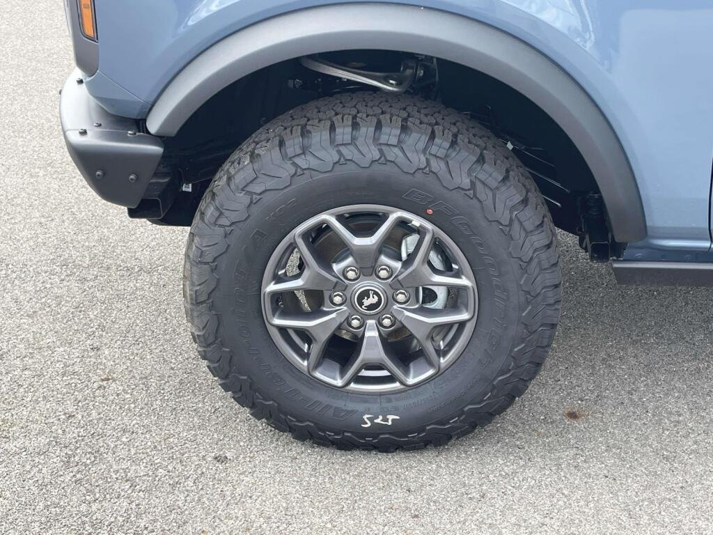 New 2025 Azure Gray Metallic Tri-Coat Ford Badlands image 15