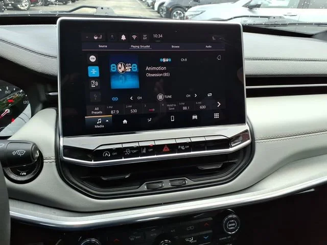 Used 2024  Jeep Limited image 26
