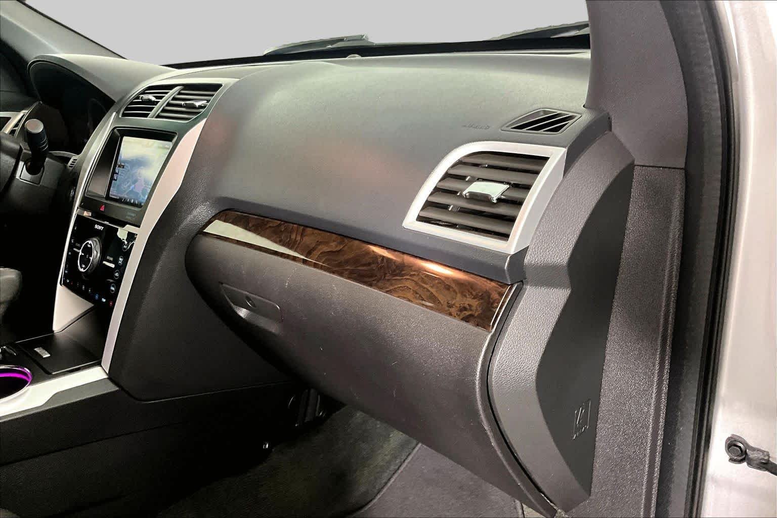 Used 2014 Ingot Silver Metallic Ford Limited image 18