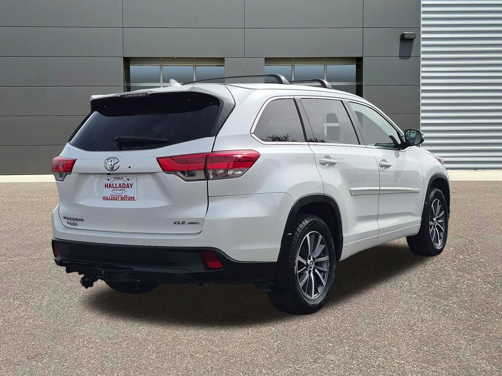 Used 2018 Blizzard Pearl Toyota XLE image 5