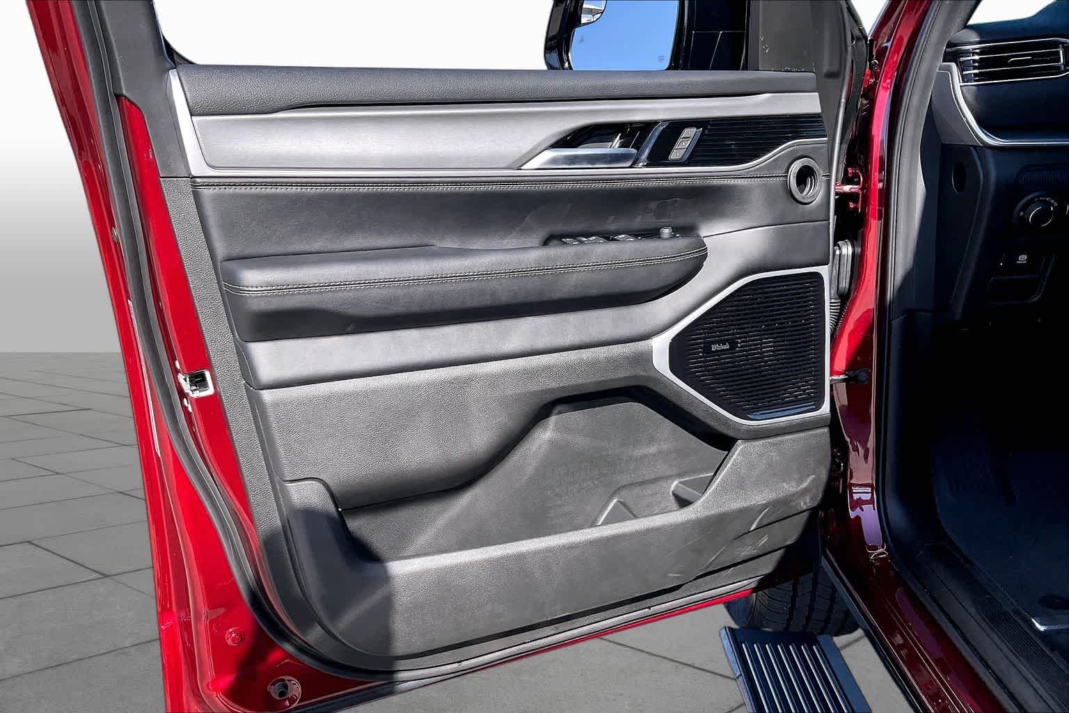 New 2026 Velvet Red Pearl-Coat Exterior Paint Jeep Limited Altitude image 10