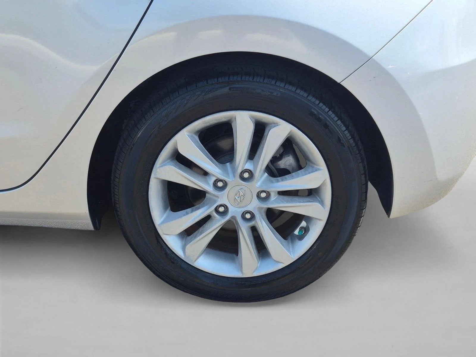 Used 2014 Shimmering Silver Hyundai  image 21