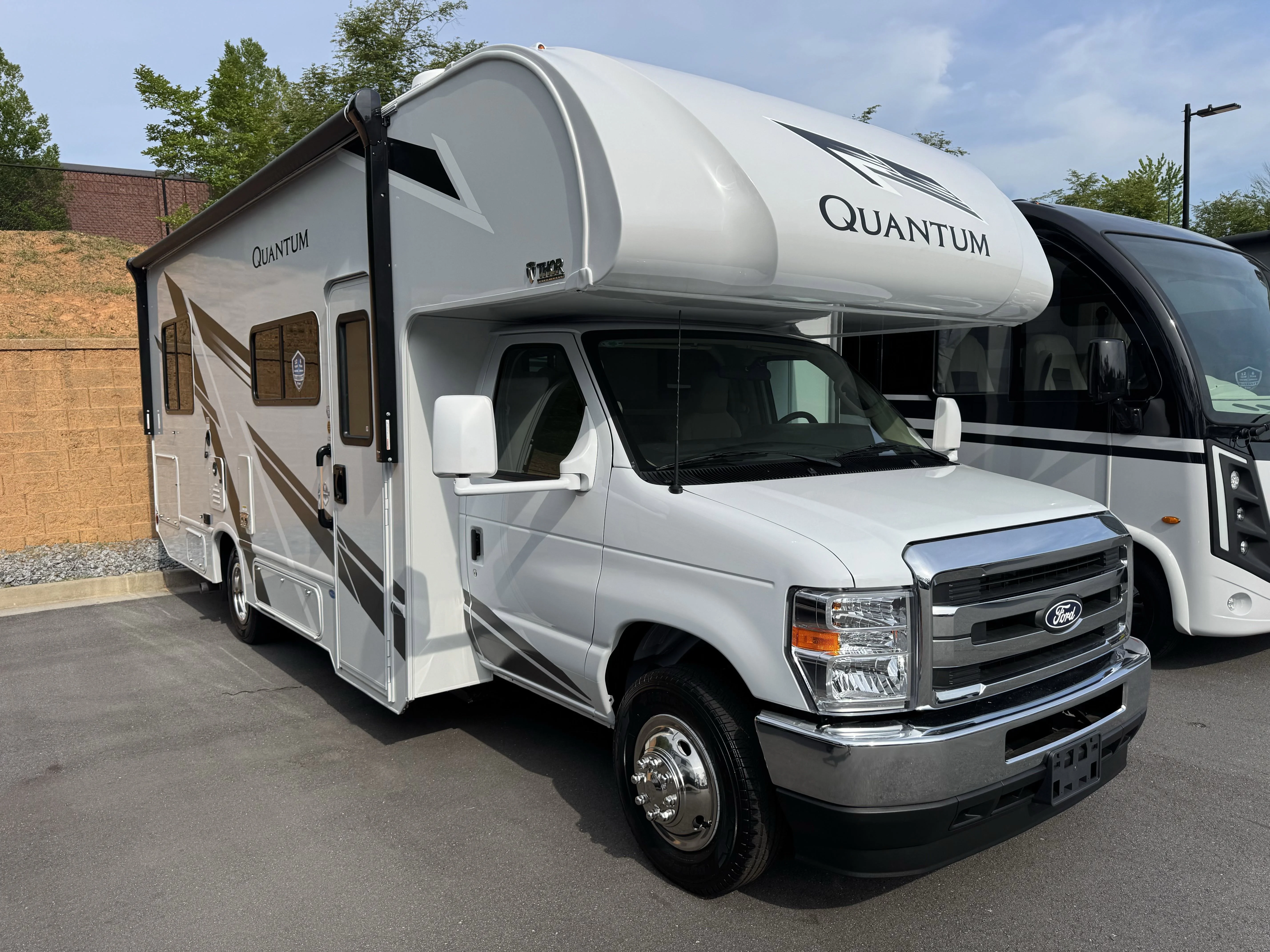 2026 Ford E-Series SRW E-350 Super Duty 138 in WB's photo
