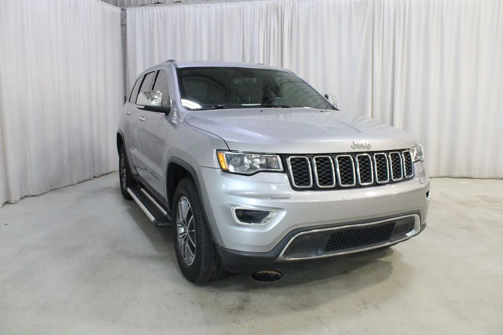 Used 2018 Silver Jeep Limited image 38