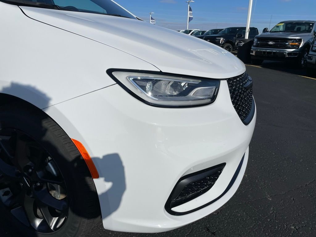 Used 2025 White Chrysler Limited image 36