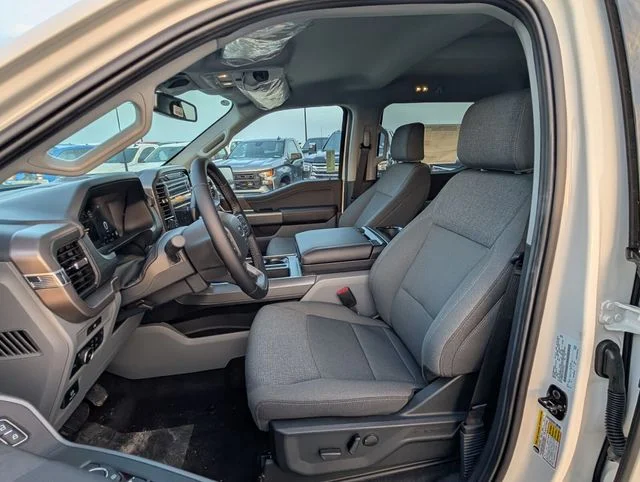 New 2025 Oxford White Ford XLT image 7