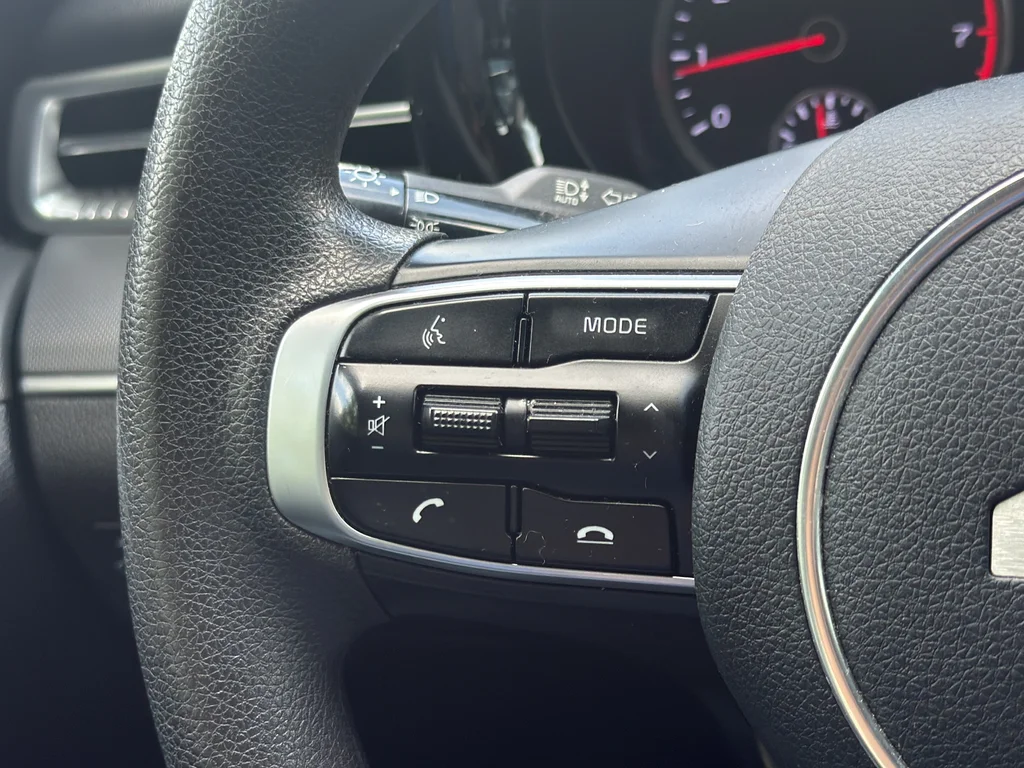 Used 2022 White Kia LXS image 16