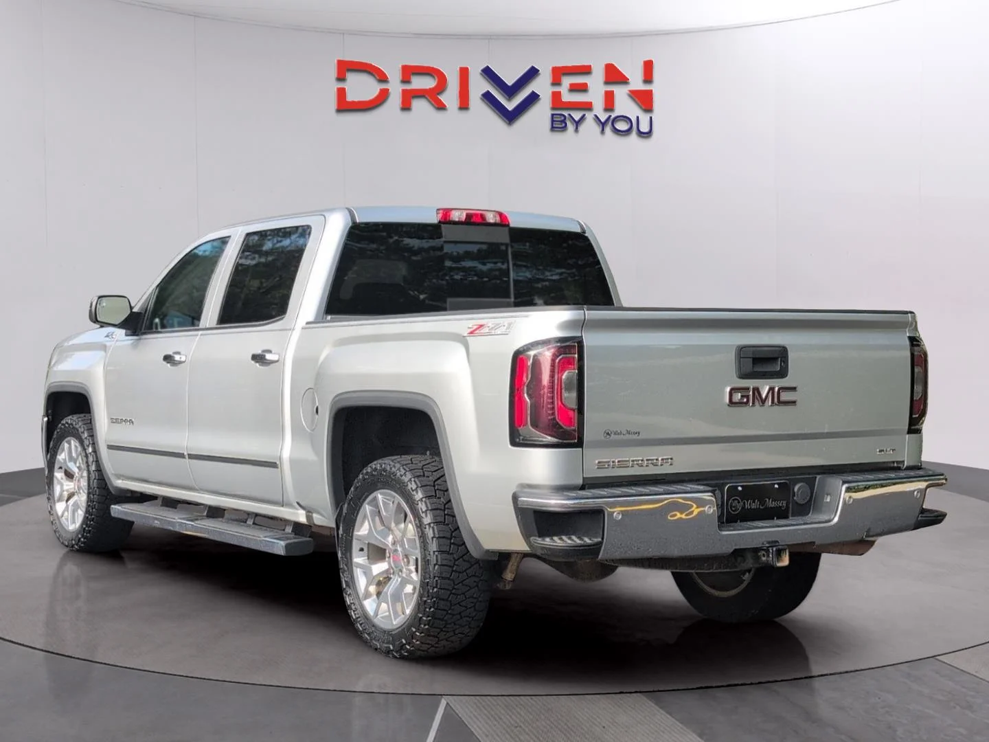 Used 2018 Quicksilver Metallic GMC SLT image 3