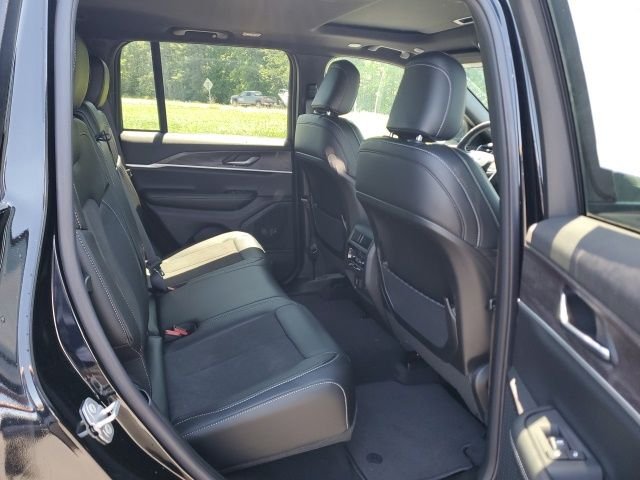 New 2026 Diamond Black Crystal Pearl-Coat Exterior Paint Jeep Laredo Altitude image 23