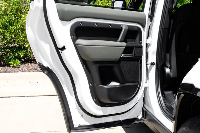 New 2026 White Land Rover X-Dynamic SE image 54