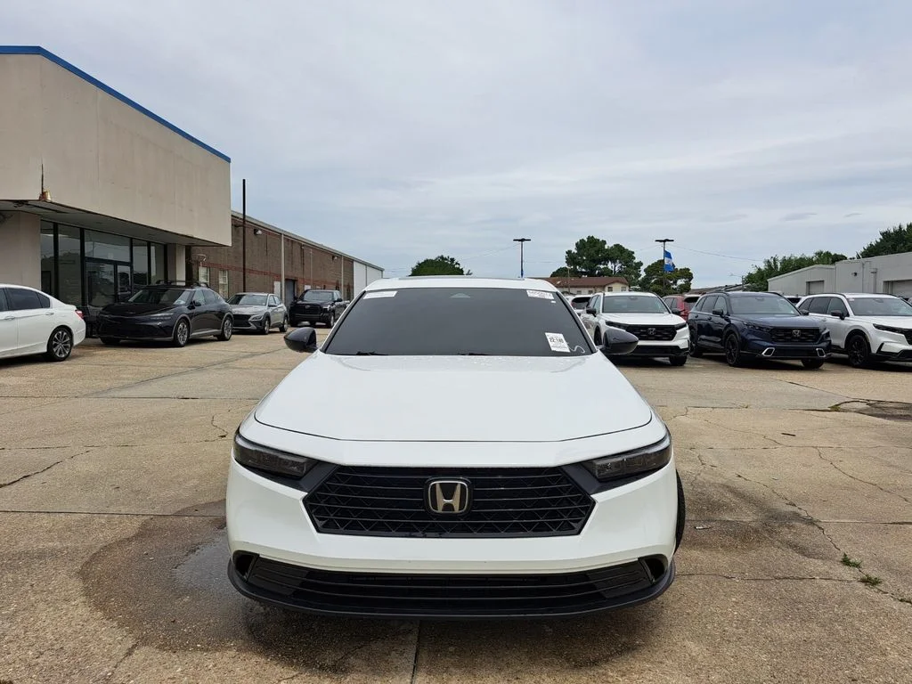 Certified Used 2025 Platinum White Pearl Honda SE image 2