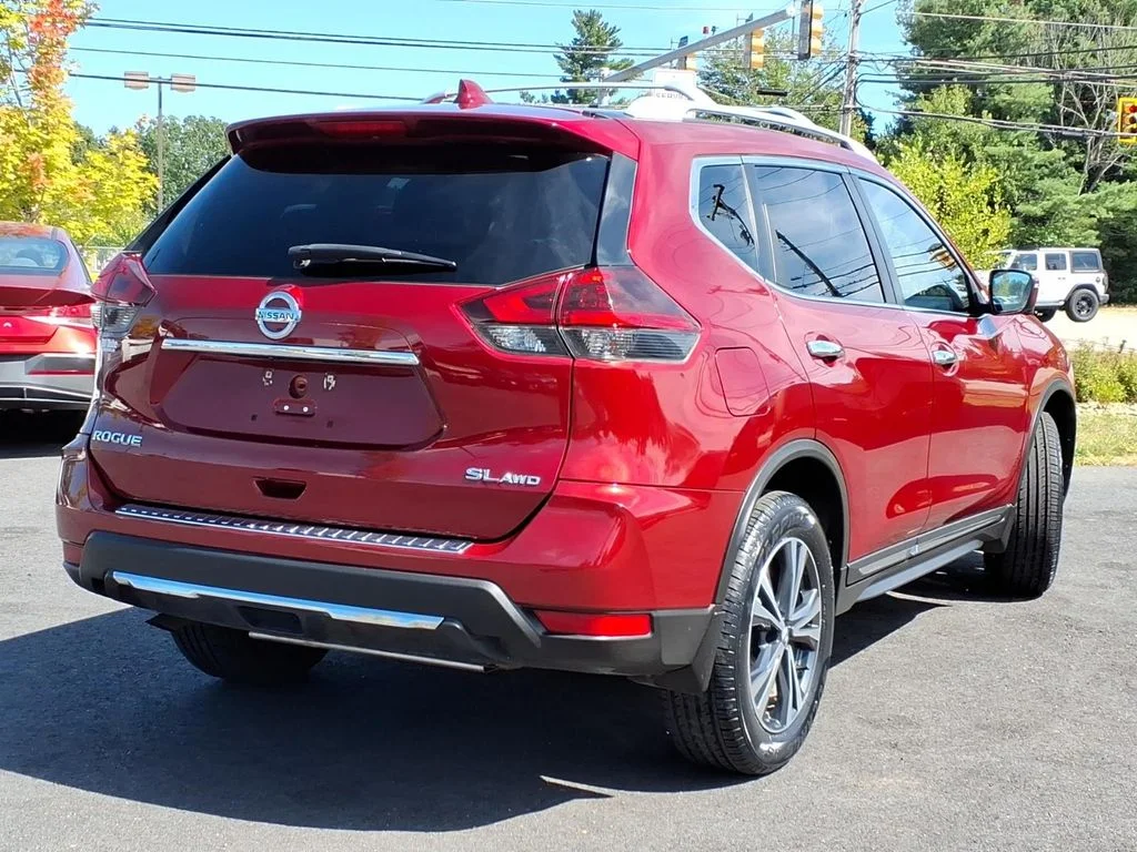 Used 2018 Red Nissan SL image 3