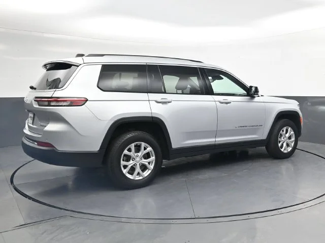 Used 2023 Silver Jeep Limited image 9