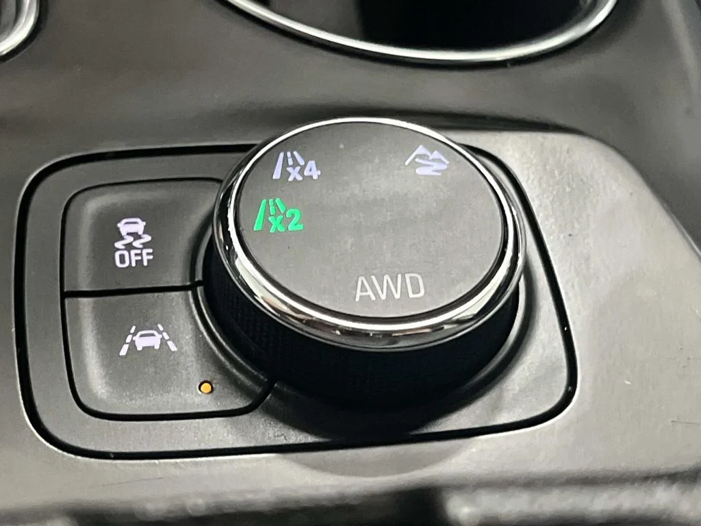 Used 2020 SUMMIT WHITE Chevrolet LT Cloth image 23