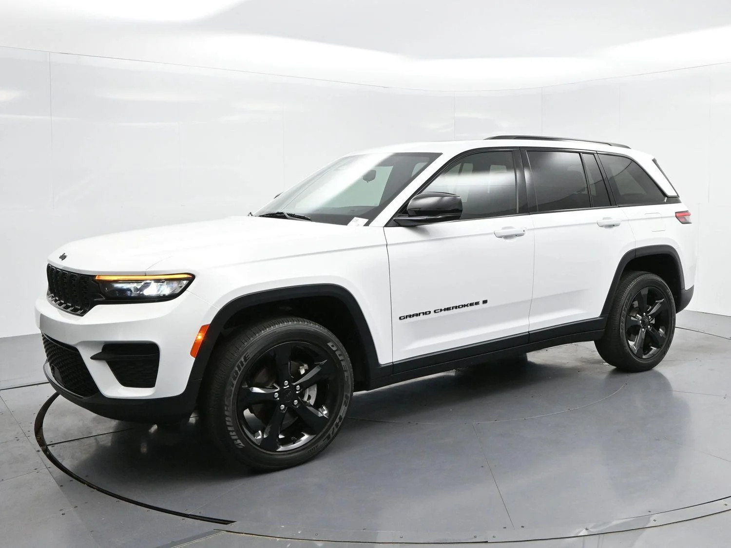 Used 2023 White Jeep Altitude image 3