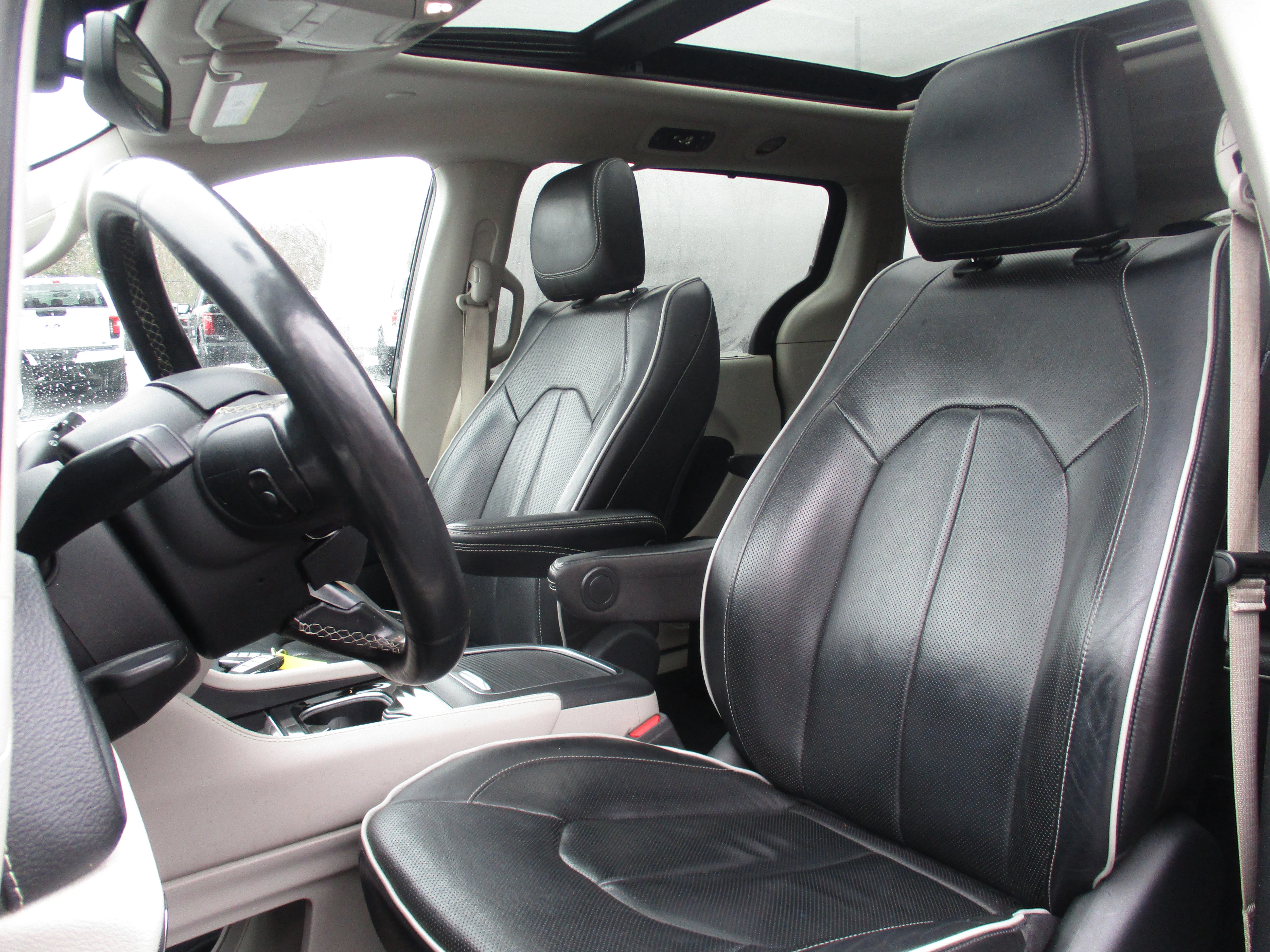 Used 2022 Brilliant Black Crystal Pearlcoat Chrysler Limited image 54