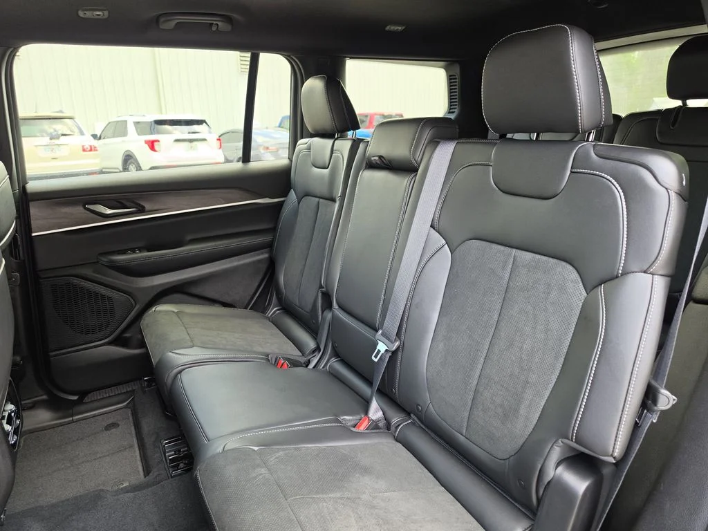 New 2026 Baltic Gray Metallic Clear-Coat Exterior Paint Jeep Altitude image 17