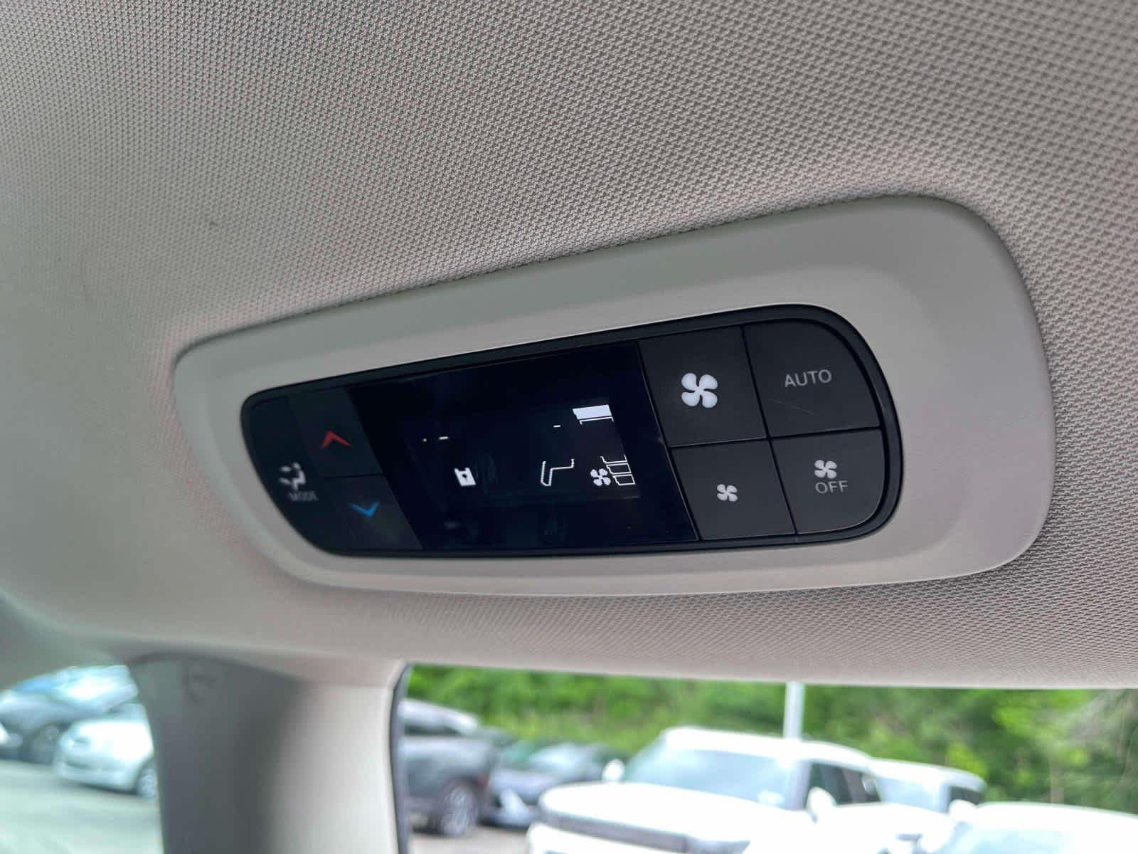 Used 2023 Blk/black Chrysler Touring L image 21