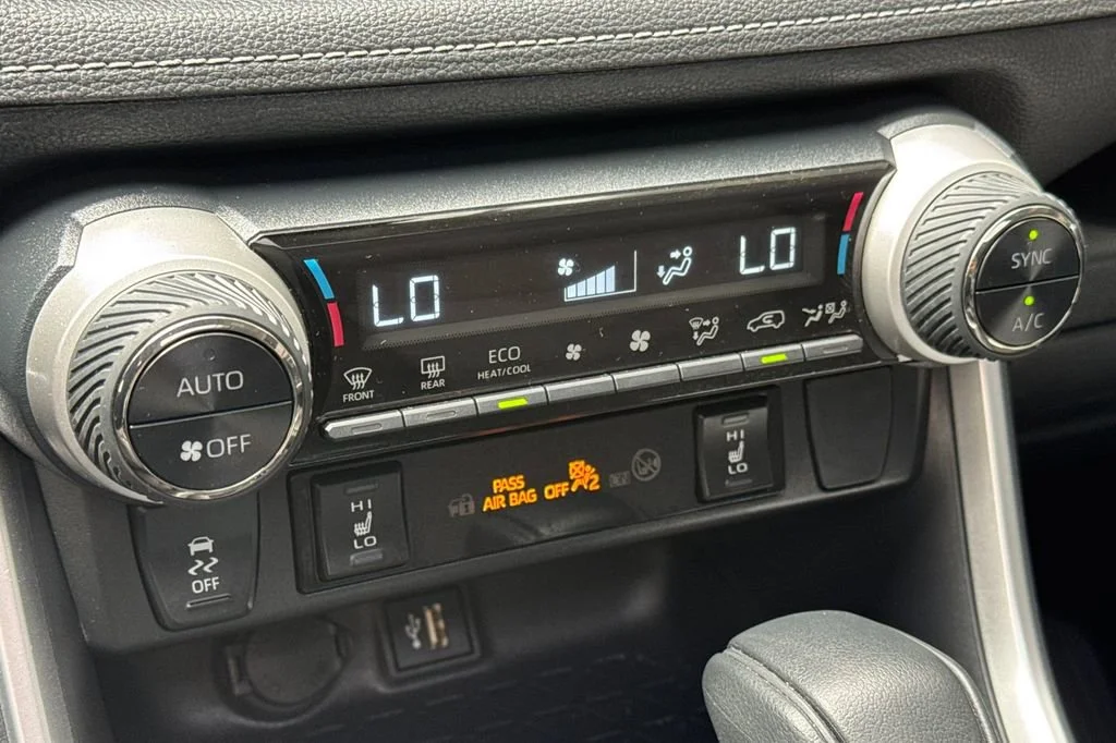 2025 Toyota RAV4 XLE - Photo 20