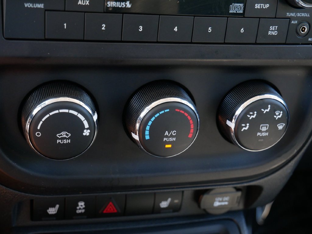 Used 2015 Silver Jeep Latitude image 22