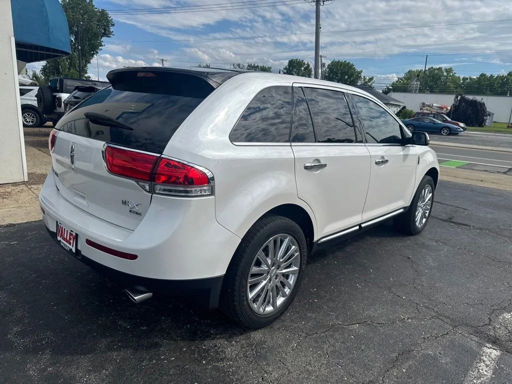 Used 2015 White Lincoln Base image 3
