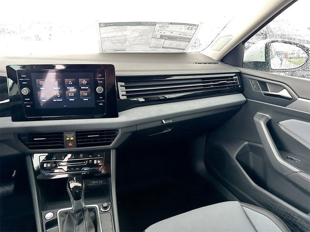 Used 2025 White Pearl Volkswagen 1.5T SE image 25