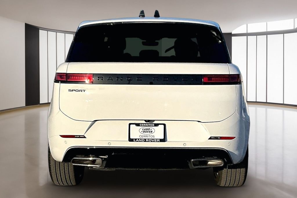 New 2026 FUJI WHITE Land Rover Dynamic SE image 4