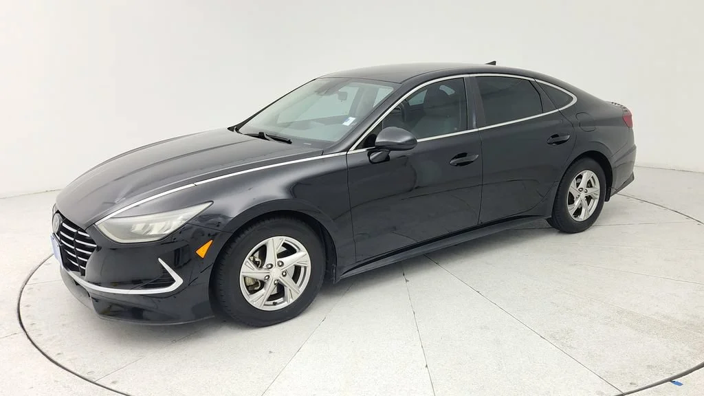 Used 2021 Black Hyundai SE image 3