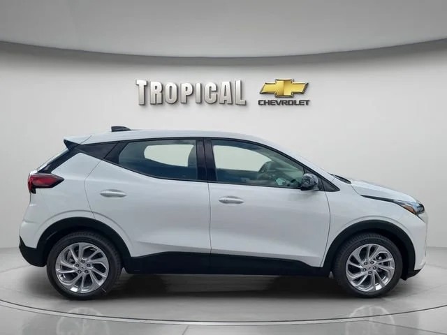 New 2027 Summit White Chevrolet LT image 6