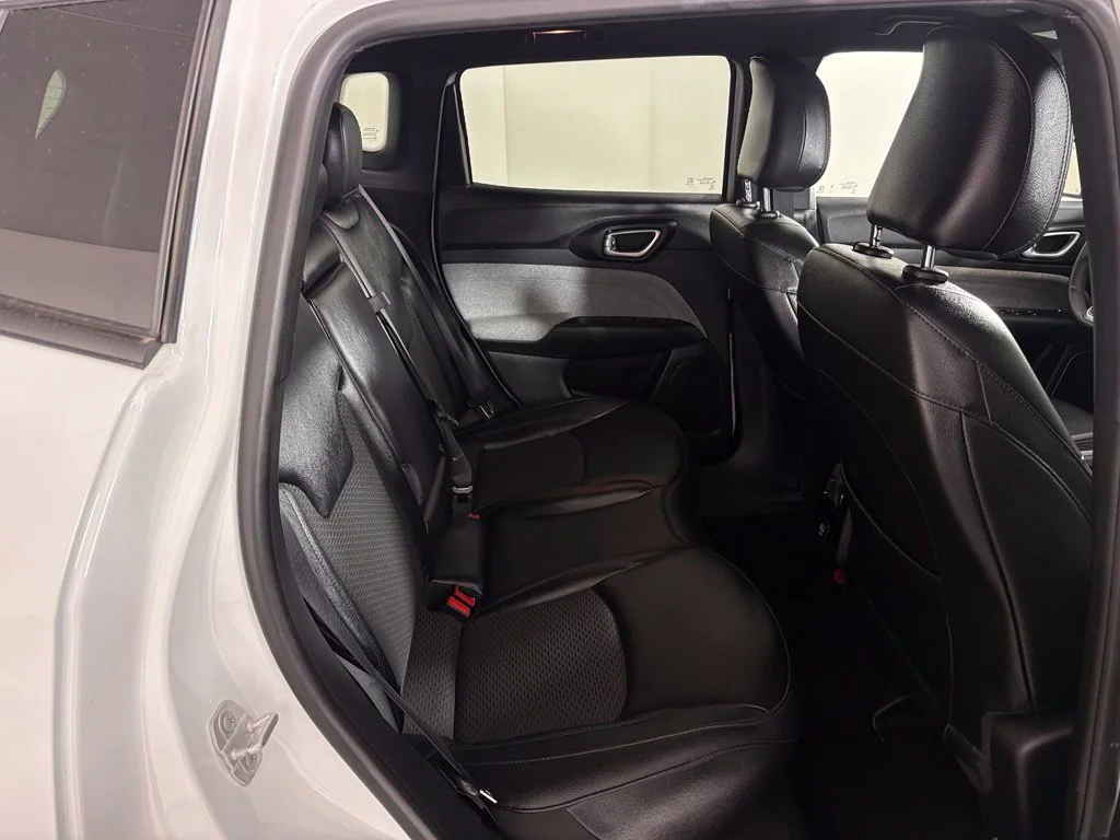 Used 2024 White Jeep Latitude image 37