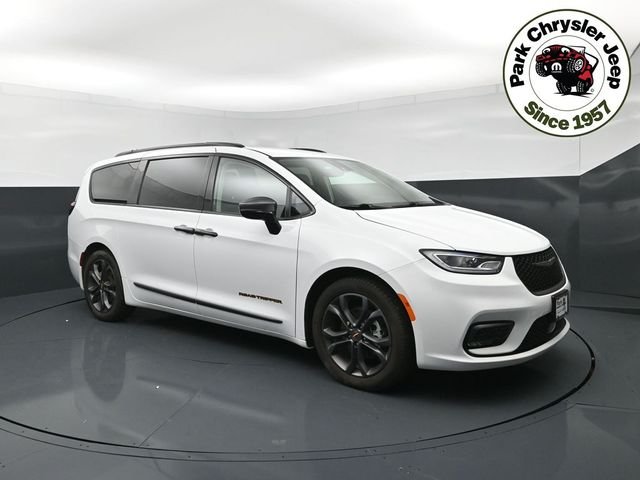 2024 Chrysler Pacifica Touring L's photo