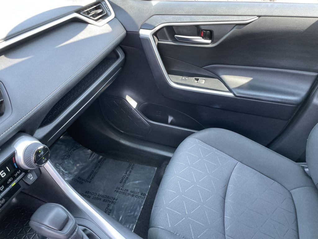 2024 Toyota RAV4 XLE - Photo 25