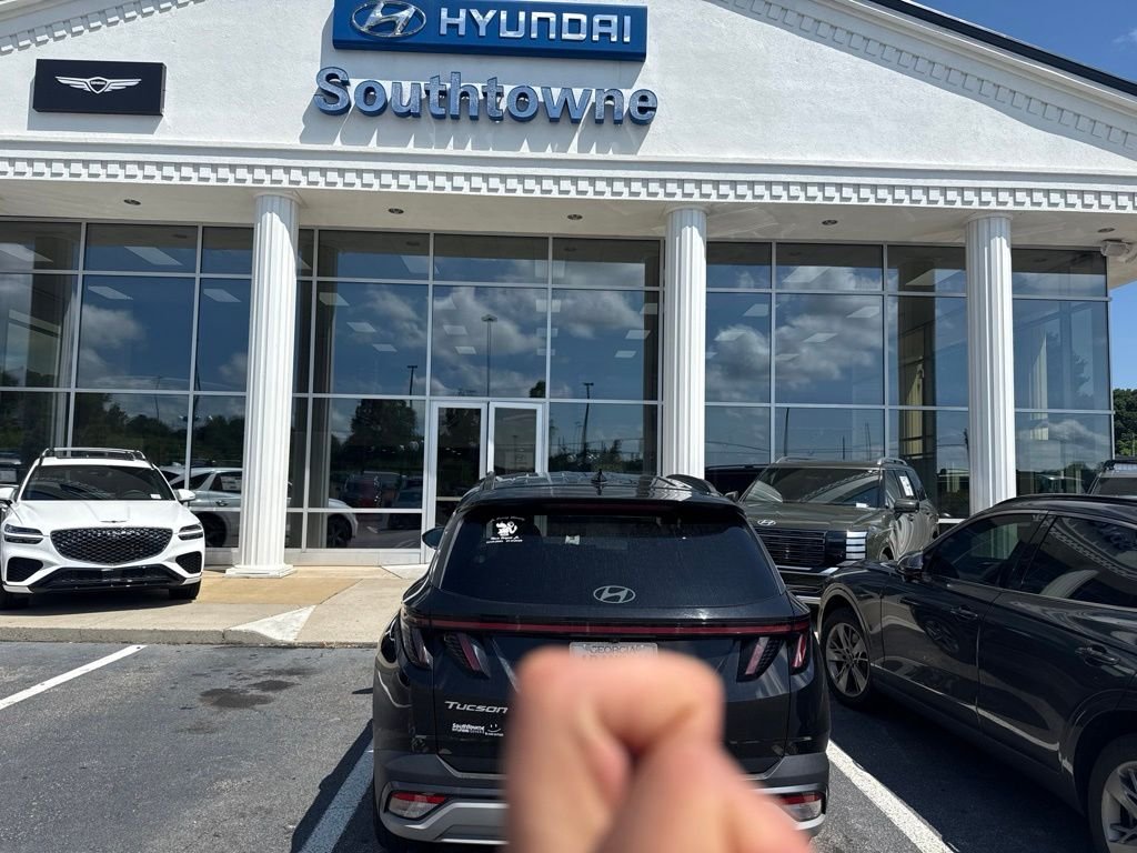 Used 2025 Black Hyundai SEL Convenience image 5