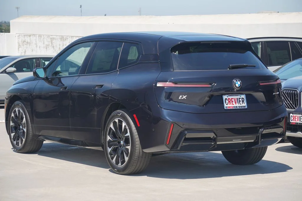 Used 2026 Black BMW xDrive60 image 7
