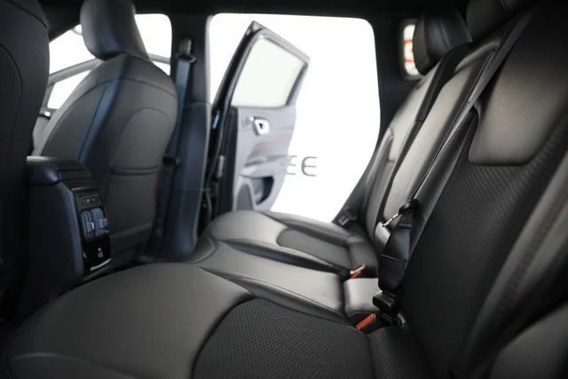 New 2026 Diamond Black Crystal Pearl-Coat Exterior Paint Jeep Trailhawk image 19