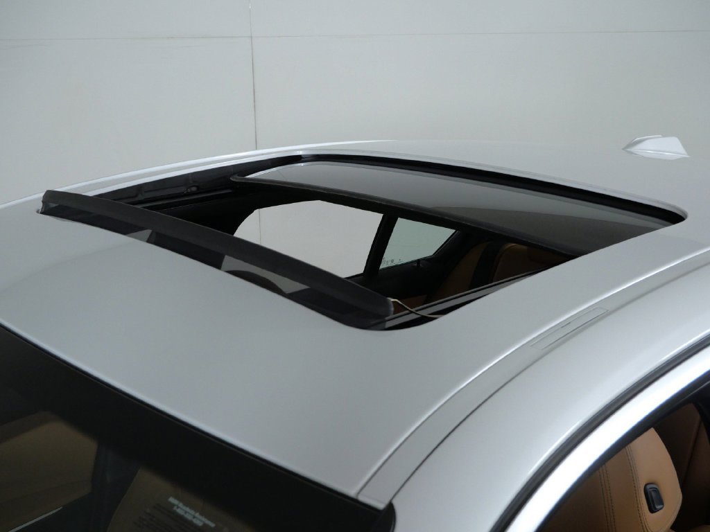 New 2026 Mineral White Metallic BMW 330i xDrive image 17