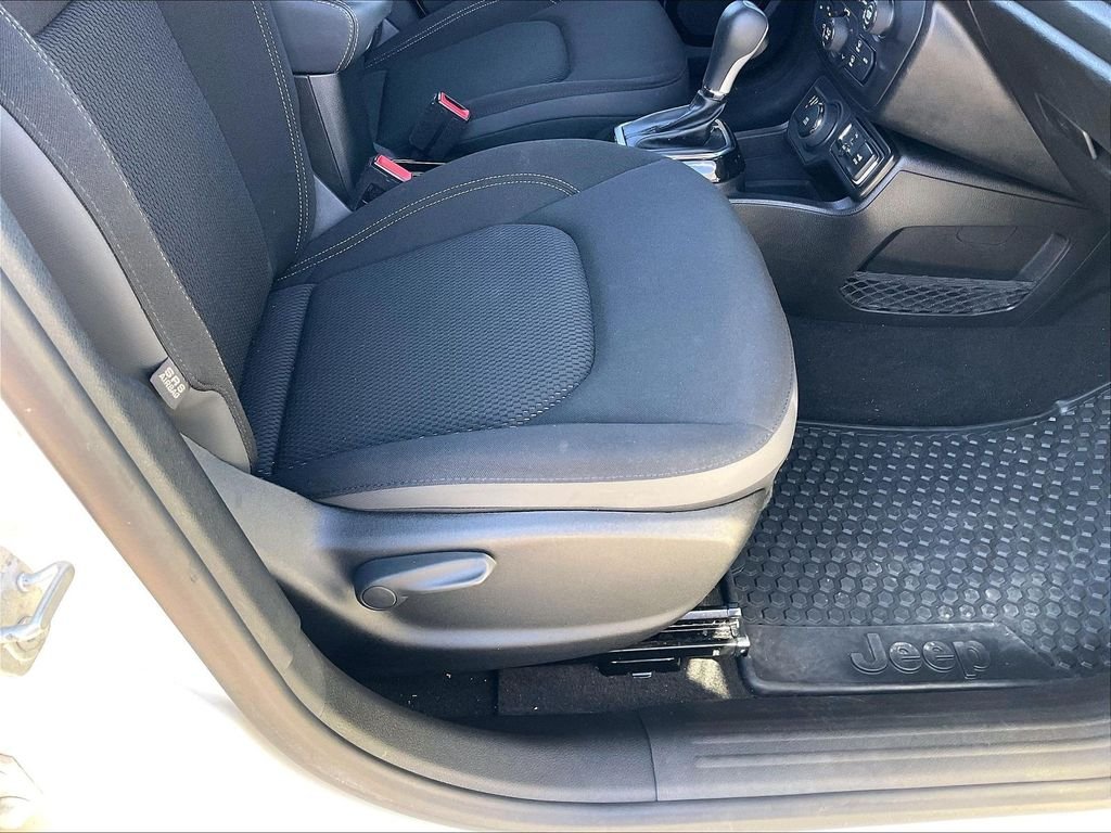 Used 2022 Alpine White Clearcoat Jeep Altitude image 33