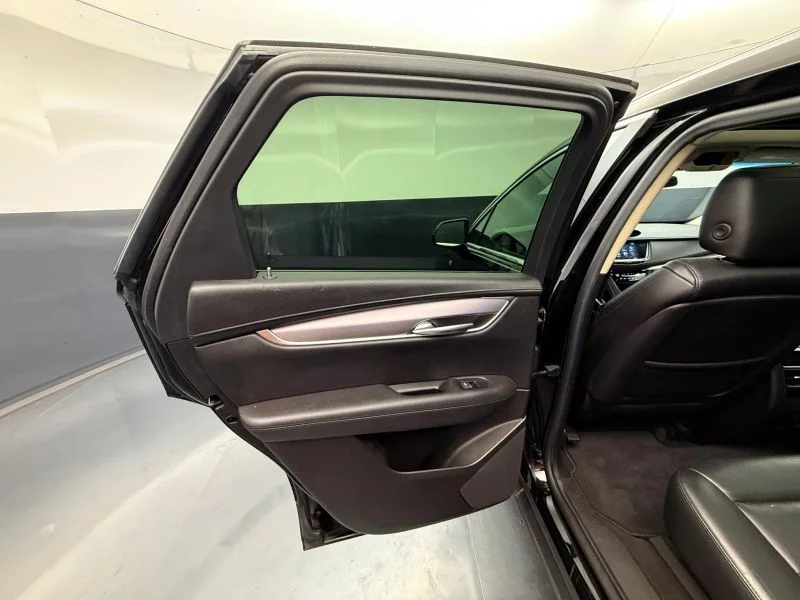 Used 2017  Cadillac Luxury Sport Utility 4D image 25